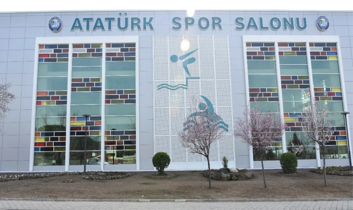 Salihli\'de Maçlar Atatürk Spor Salonu\'nda