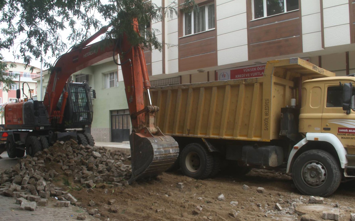 Selçuk Caddesi\'nde Kilit Parke Çalışması