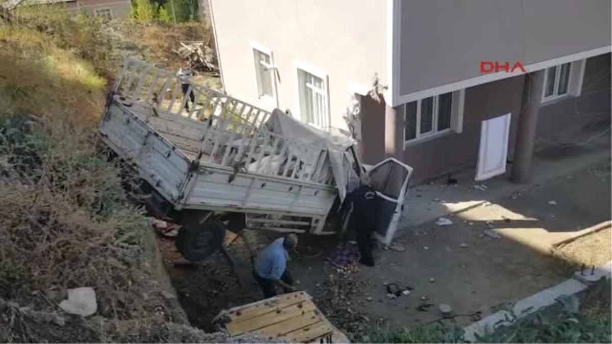 Sivas Bahçeye Uçan Kamyonetin Sürücüsü Yaralandı