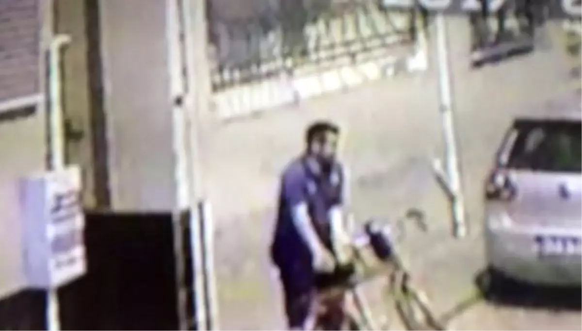 Sokak Ortasında Mastürbasyon Yaparken Kameraya Yakalandı