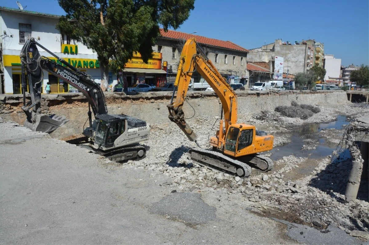 Söke\'de Çay Üstü Yıkımı Hızla Devam Ediyor