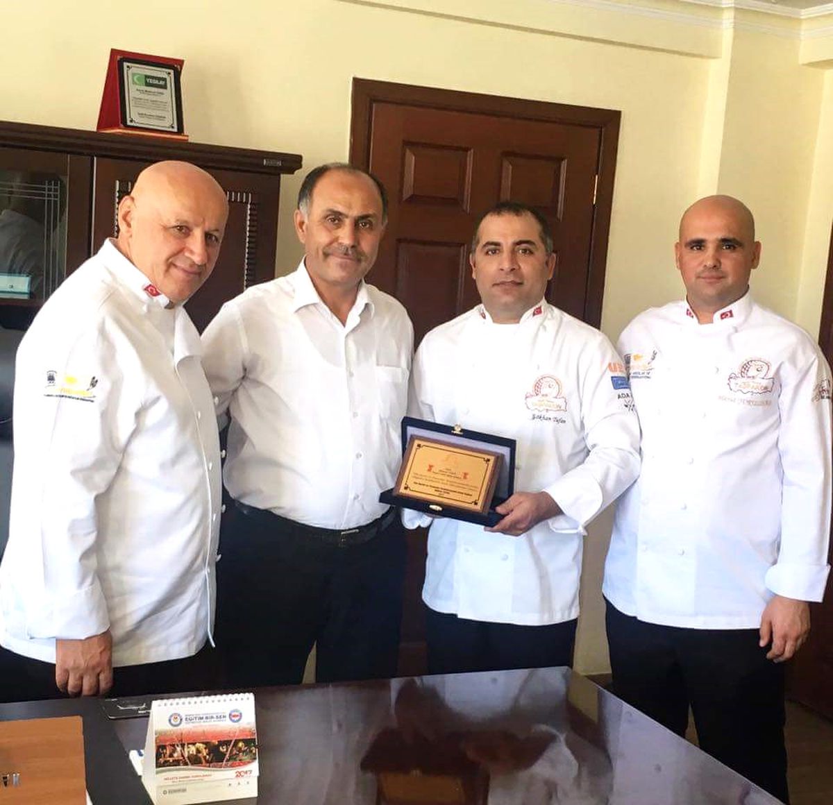 Taşpakon\'dan Milli Eğitim Müdürümüze Teşekkür Plaketi