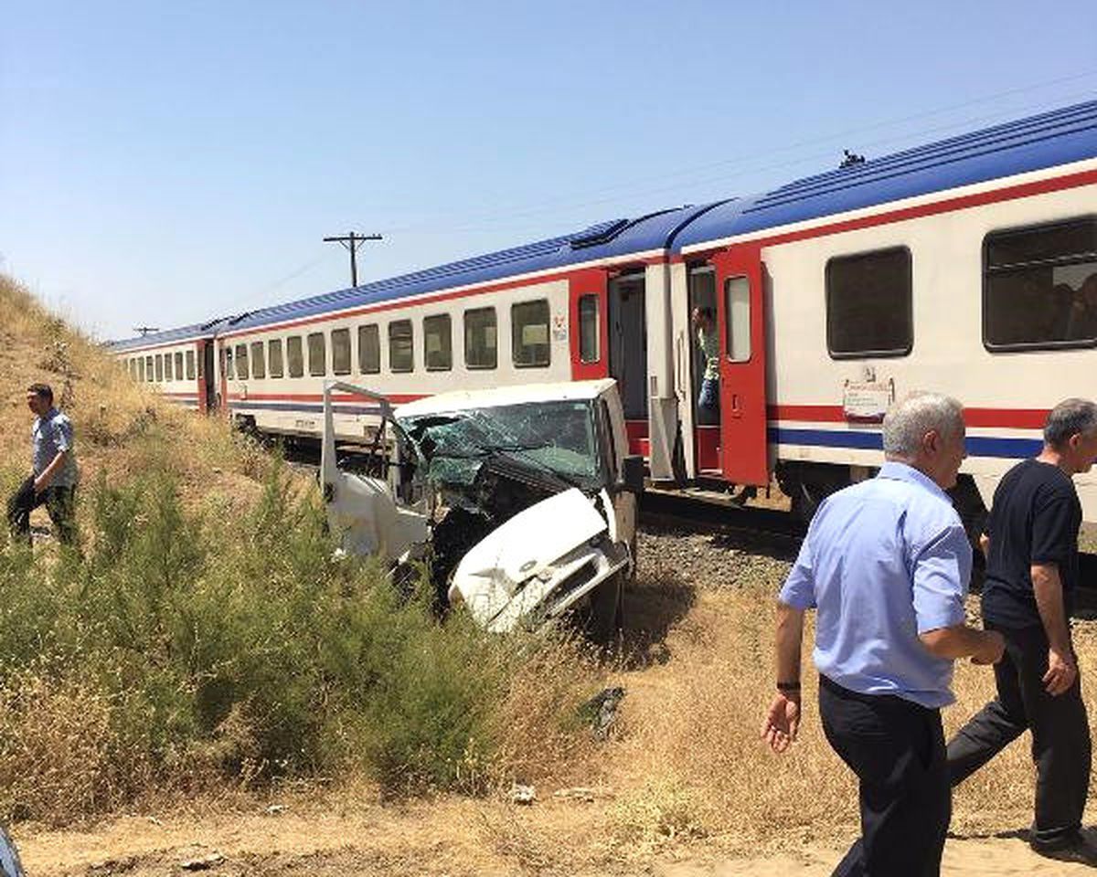 Tren Minibüse Çarptı: 3 Yaralı