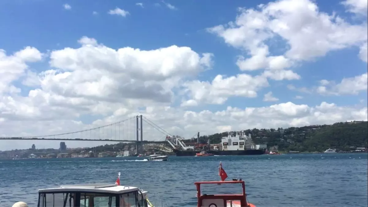 Türk Akımı Boru Hattı İnşaatına Boruları İndiren Şantiye Gemisi İstanbul Boğazı\'ndan Geçti