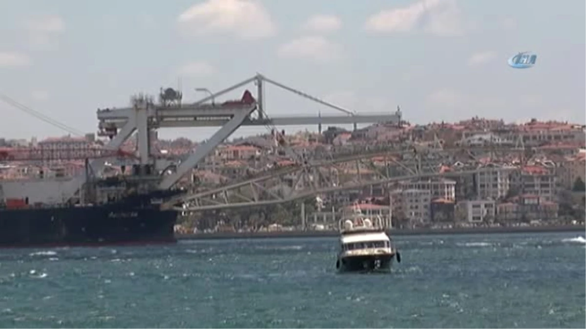 Türk Akımı Boru Hattı İnşaatına Boruları İndiren Şantiye Gemisi İstanbul Boğazı\'ndan Geçti