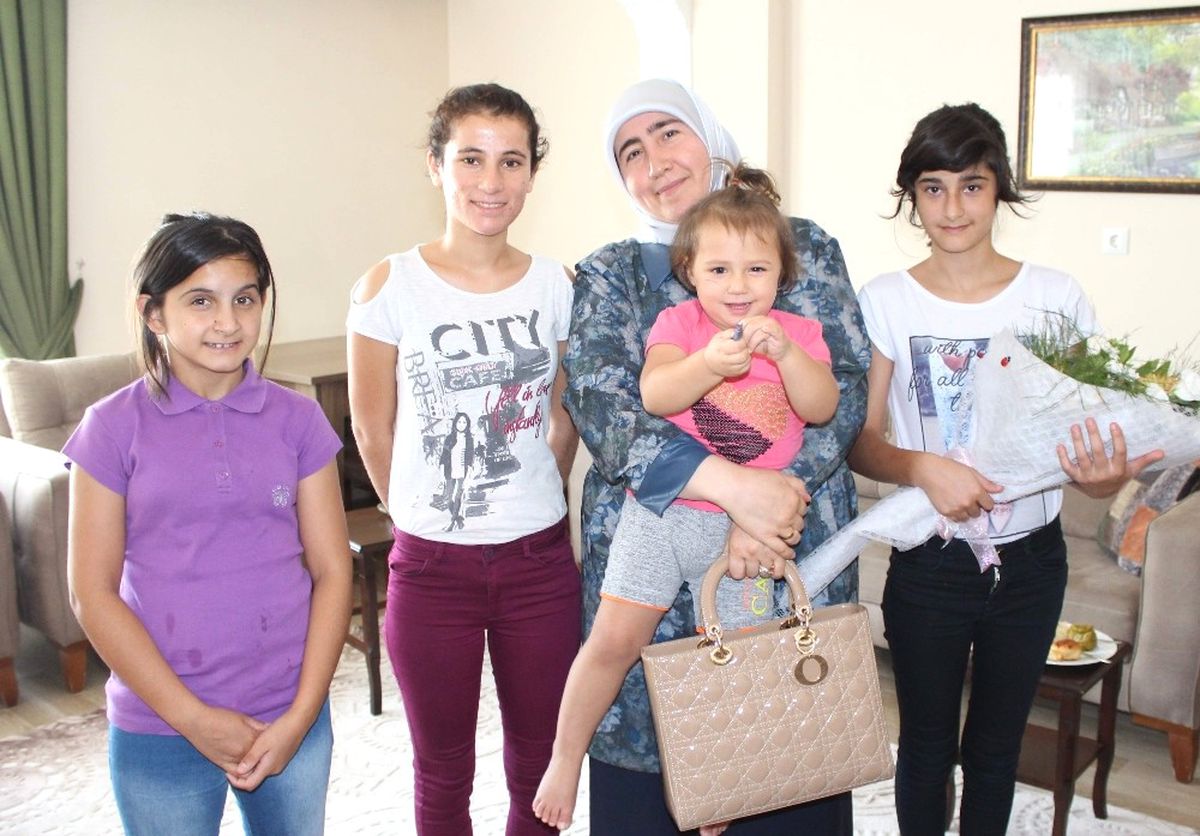 Vali Köşger\'in Eşi Fatma Köşger Çocuk Evlerini Ziyaret Etti