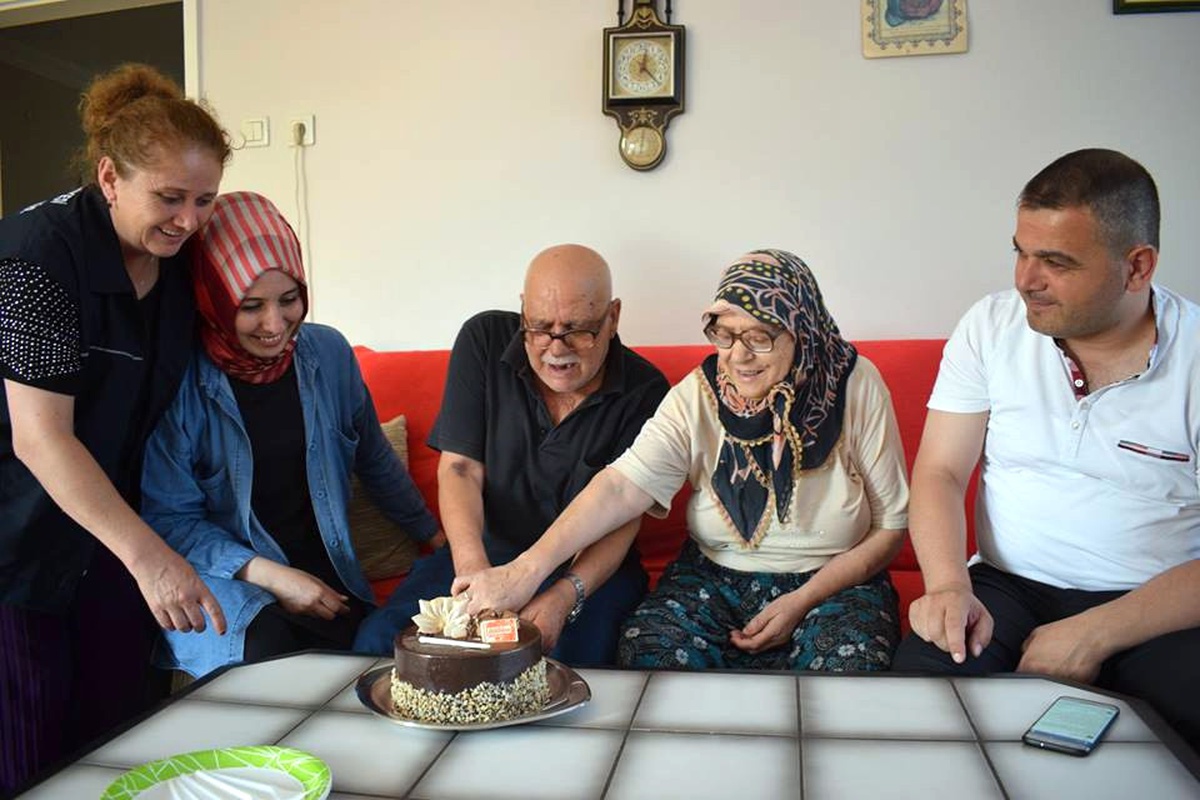 70\'lik Çift, Hayatlarında İlk Kez Doğum Günü Kutladı