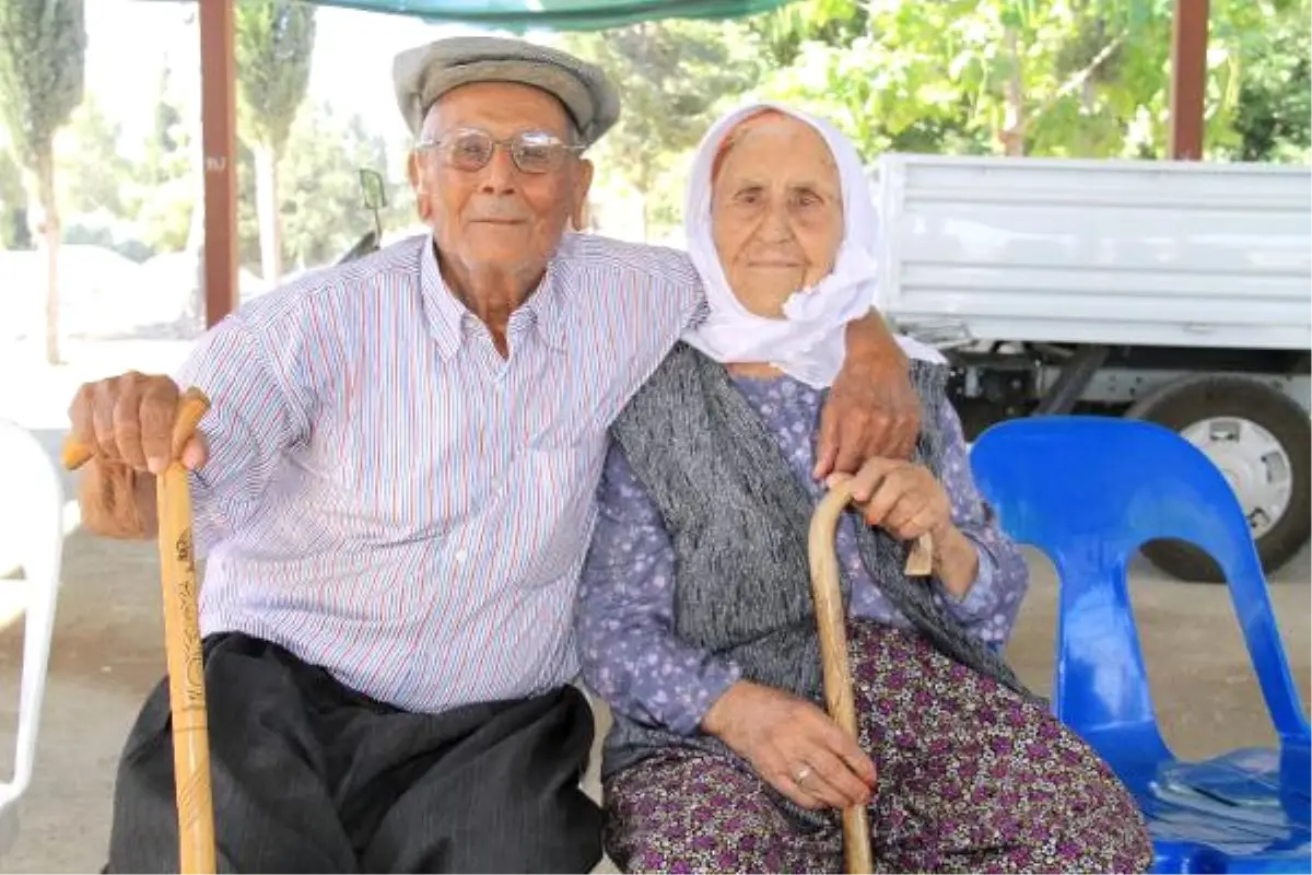 Asırlık Çiftin 75 Yıllık Örnek Aşkı