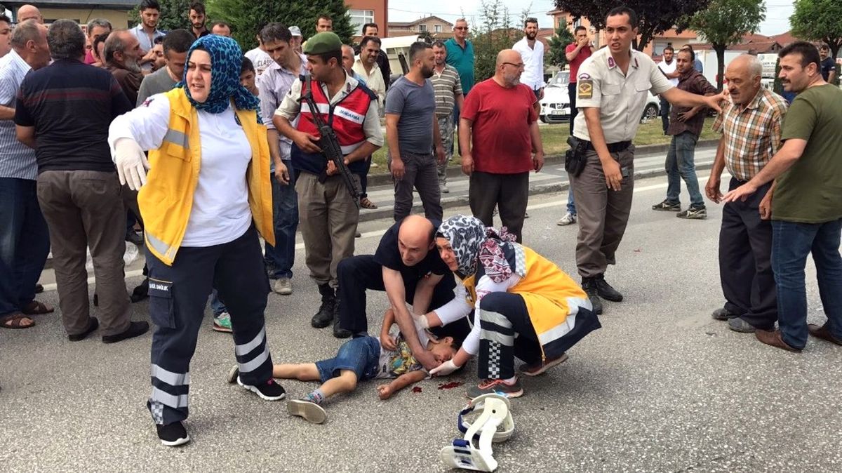 Düzce\'de Otomobil Bisiklete Çarptı: 2 Yaralı