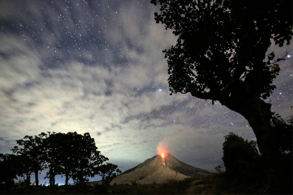 Endonezya\'daki Sinaburg Yanardağı Lav Püskürtmeye Başladı