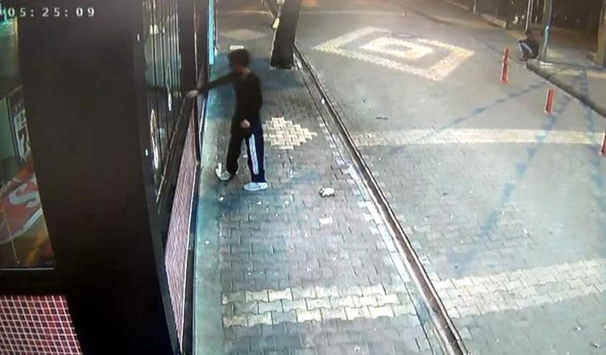 İş Yerinden Hırsızlık Anı Kameralara Yansıdı