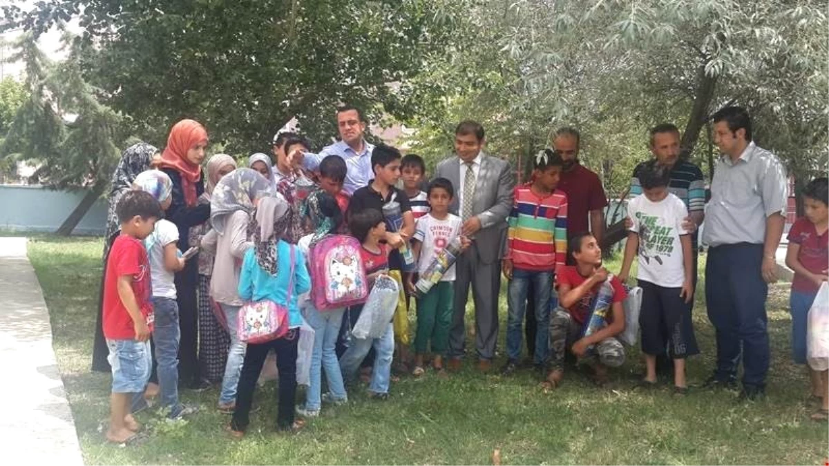 Kaymakam Kızıltoprak\'tan Suriyeli Küçük Misafirlere Hediye