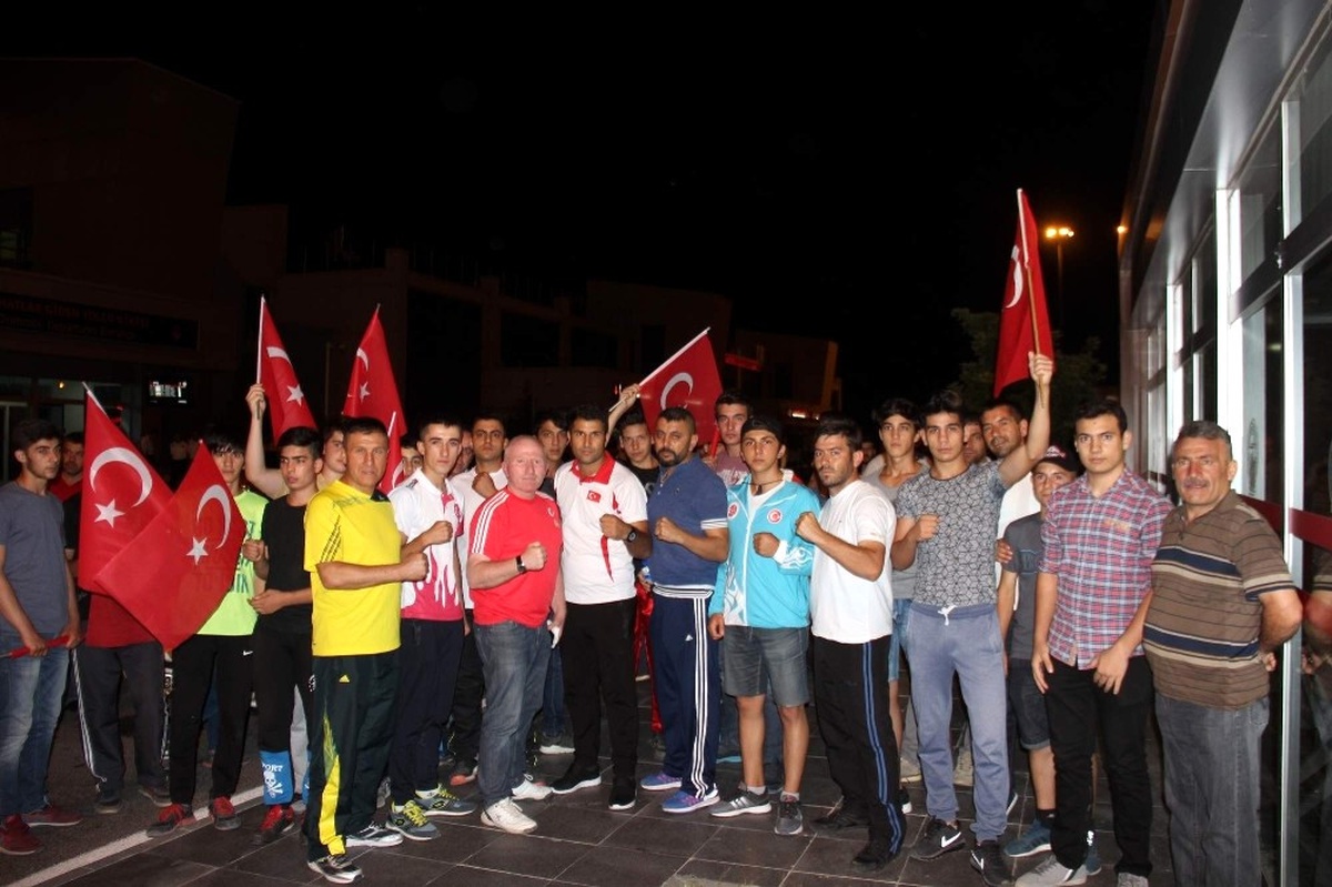 Kayserili Muaythai Sporcuları Dünya Şampiyonası İçin Tayland\'a Uçtu
