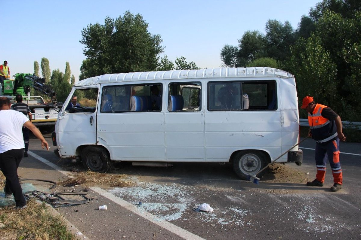 Kütahya\'da İşçileri Taşıyan Minibüs Devrildi: 8 Yaralı