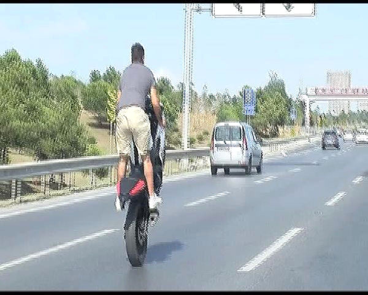 Motosiklet Sürücüsü E-5\'te Yürekleri Ağızlara Getirdi