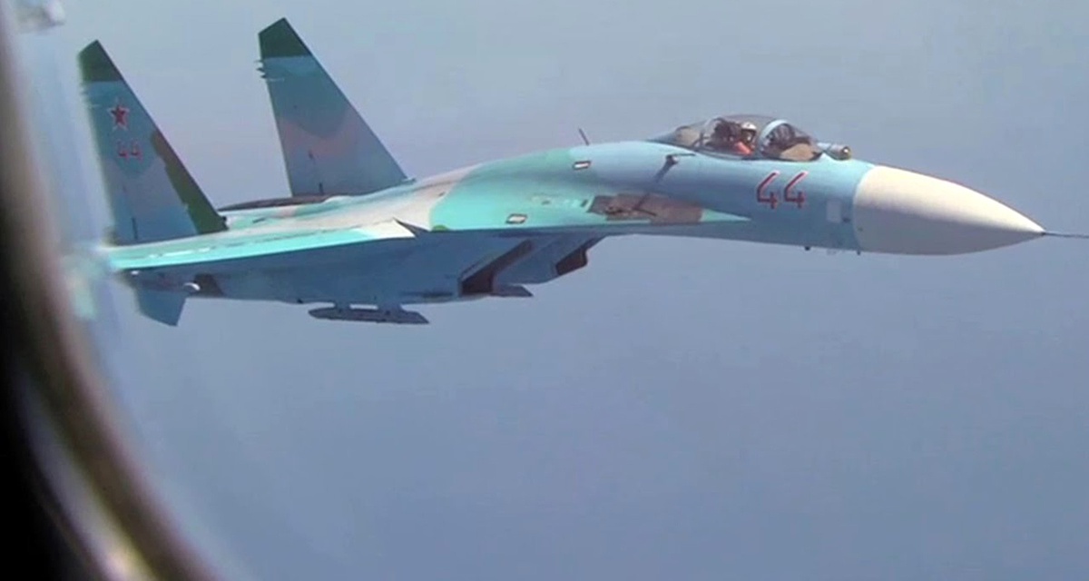 NATO\'nun F-18 Askeri Uçağı Güvenli Mesafede Rus Uçak Grubuna Eşlik Etti"