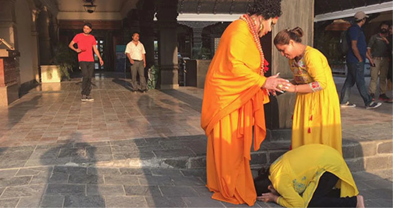 Nepal\'de Bülent Ersoy\'u Buda Sandılar