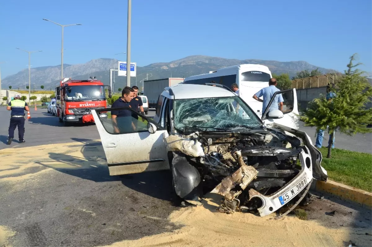 Otomobille İşçi Minibüsü Çarpıştı: 6 Yaralı