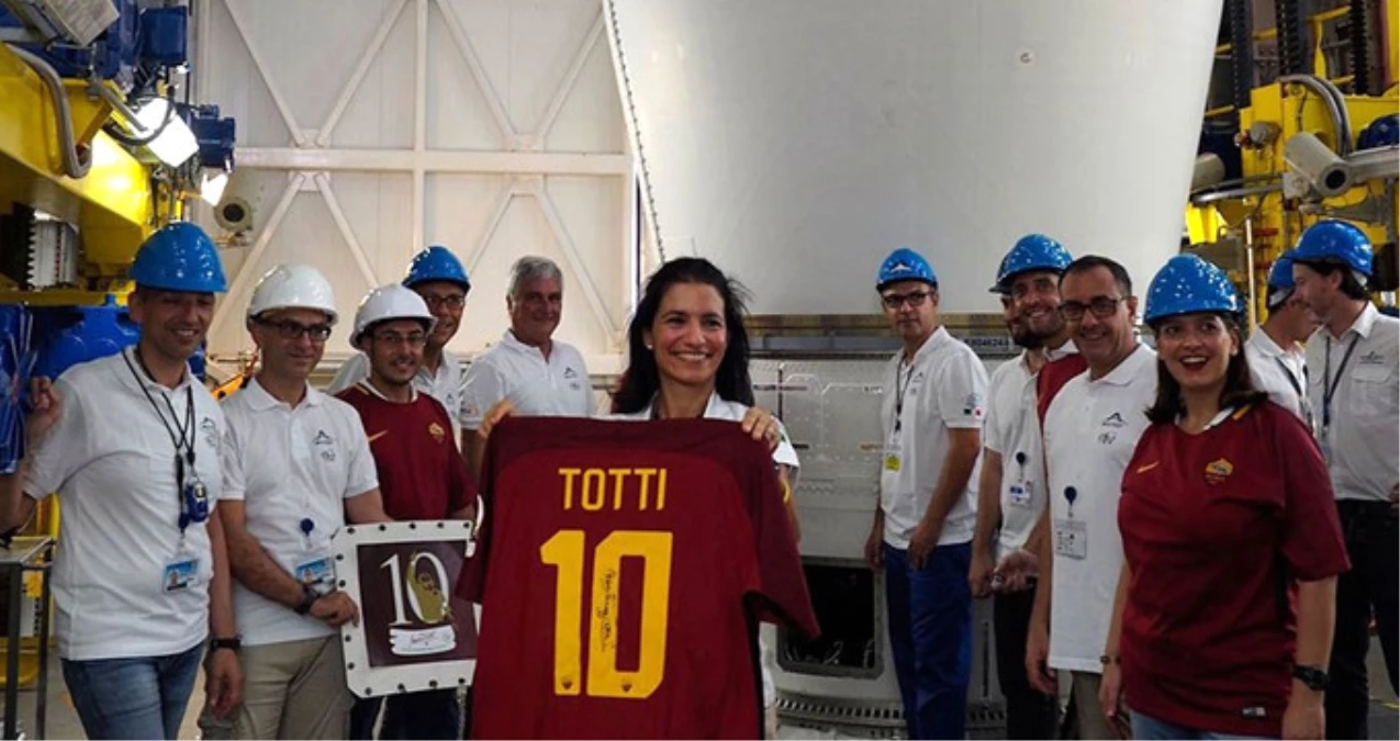 Roma, Efsane Futbolcuları Totti\'nin Son Maçtaki Formasını Uzaya Gönderdi