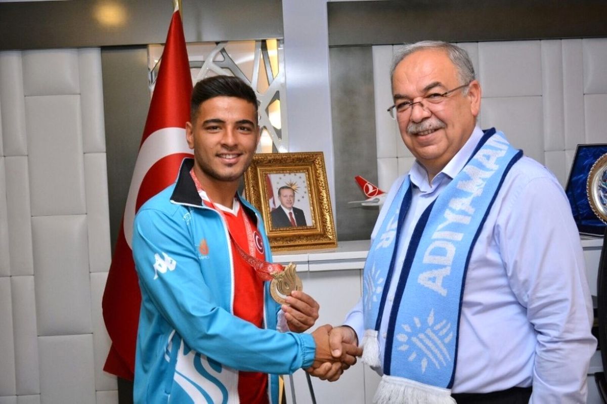 Şampiyonluk Kupasını Başkan Kutlu\'ya Verdi.