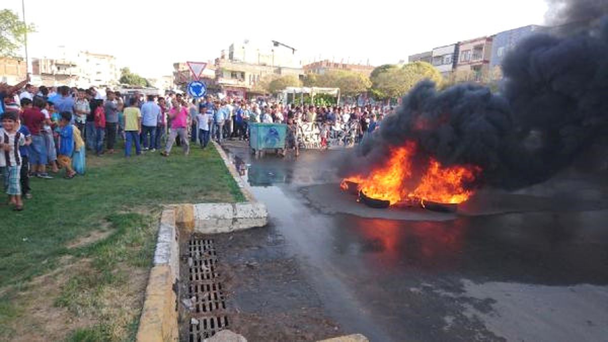 Şanlıurfa\'da, Elektrik Kesintilerini Yol Kapatıp Protesto Ettiler