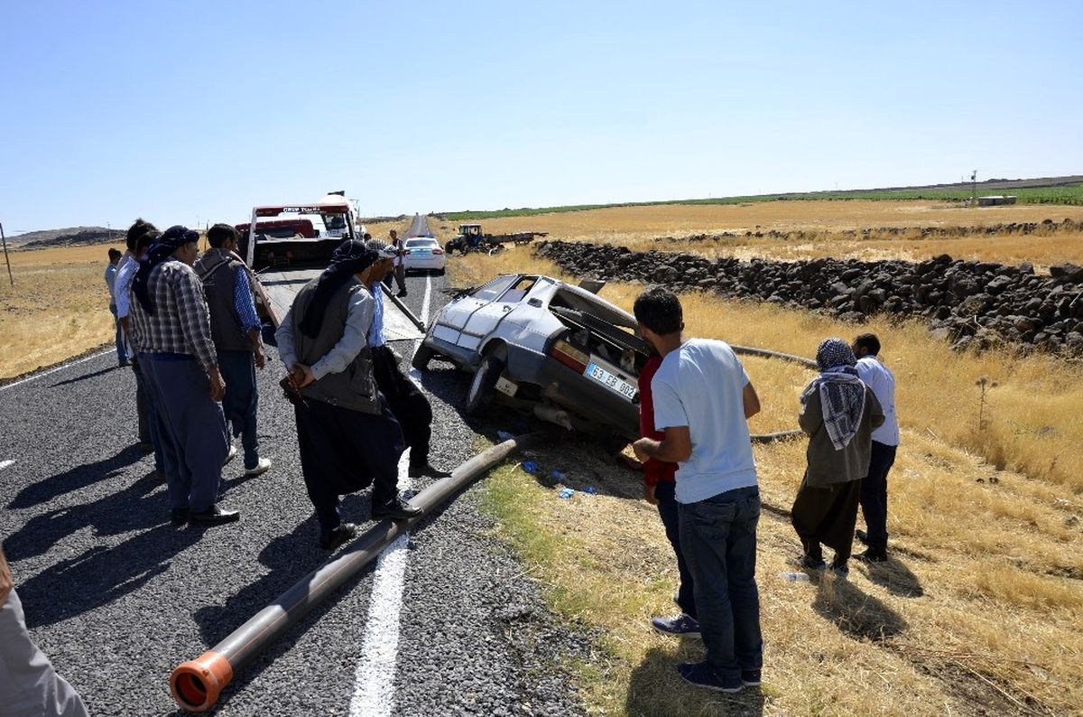 Siverek\'te Otomobil Takla Attı: 3 Ağır Yaralı