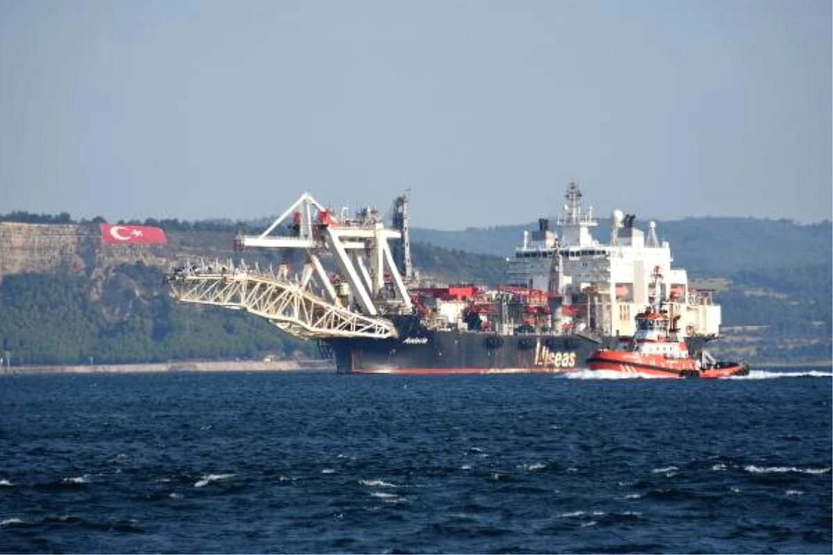 Türk Akımı İnşaatında Çalışan Gemi Çanakkale Boğazı\'ndan Geçti