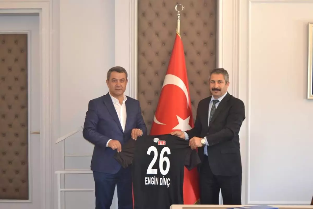 Başkan Özeçoğlu\'ndan Emniyet Müdürü Dinç\'e Es-Es Forması