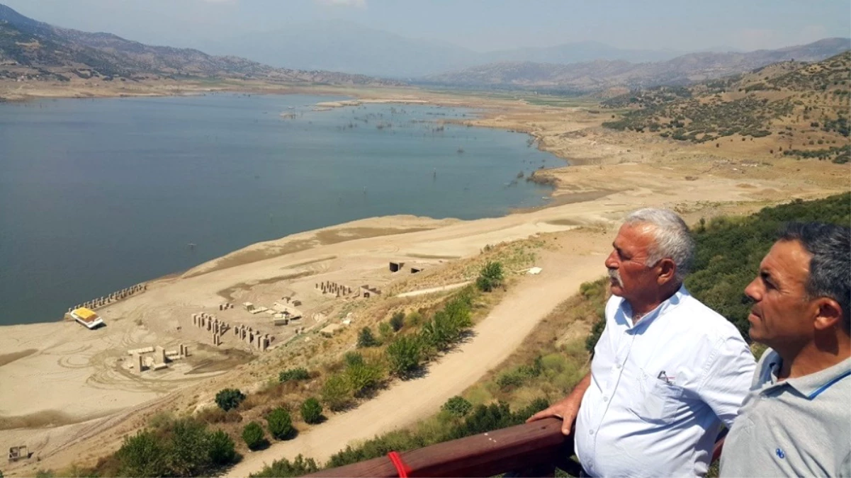 Beydağ Barajı Boşaldı, Üreticiler Kanalizasyon Suyuyla Sulama Yapıyor