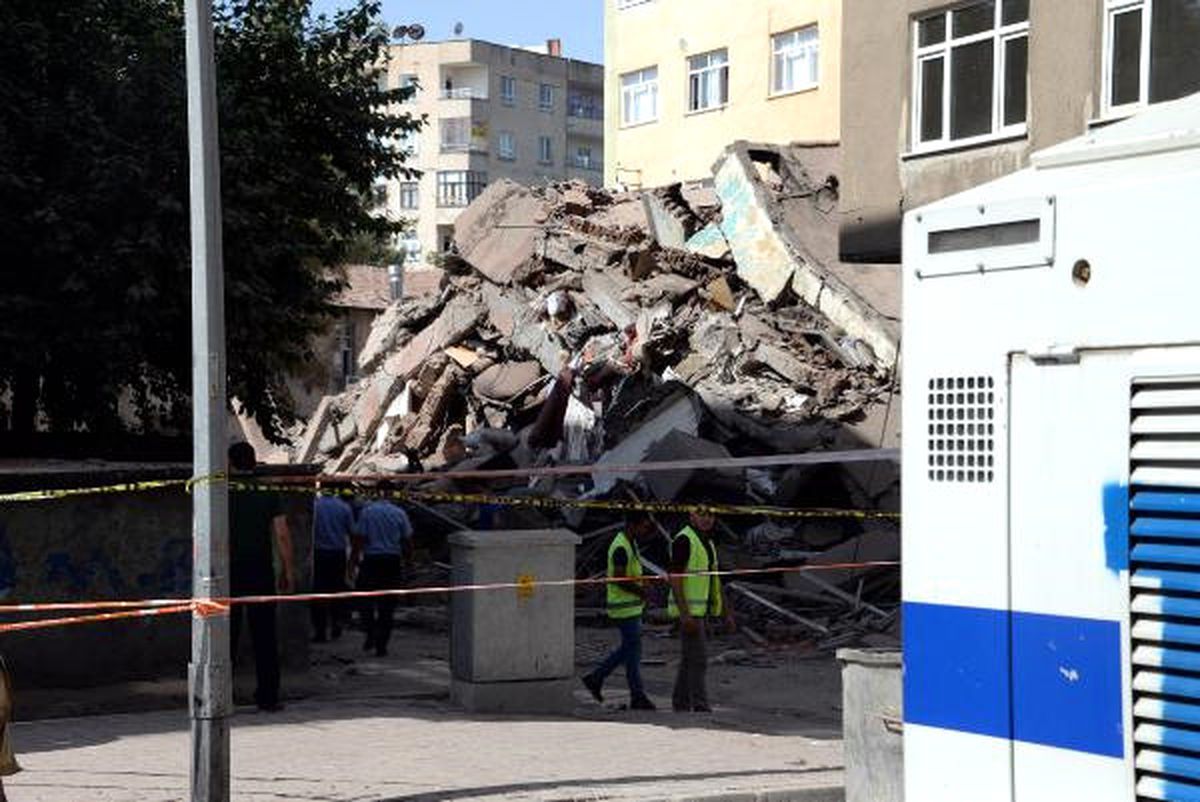 Çöken Binada Ekiplerin İncelemesi Başladı