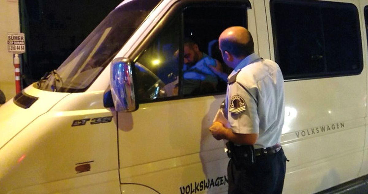 Direksiyon Başında Sızan Alkollü Sürücü Polisi Çileden Çıkardı