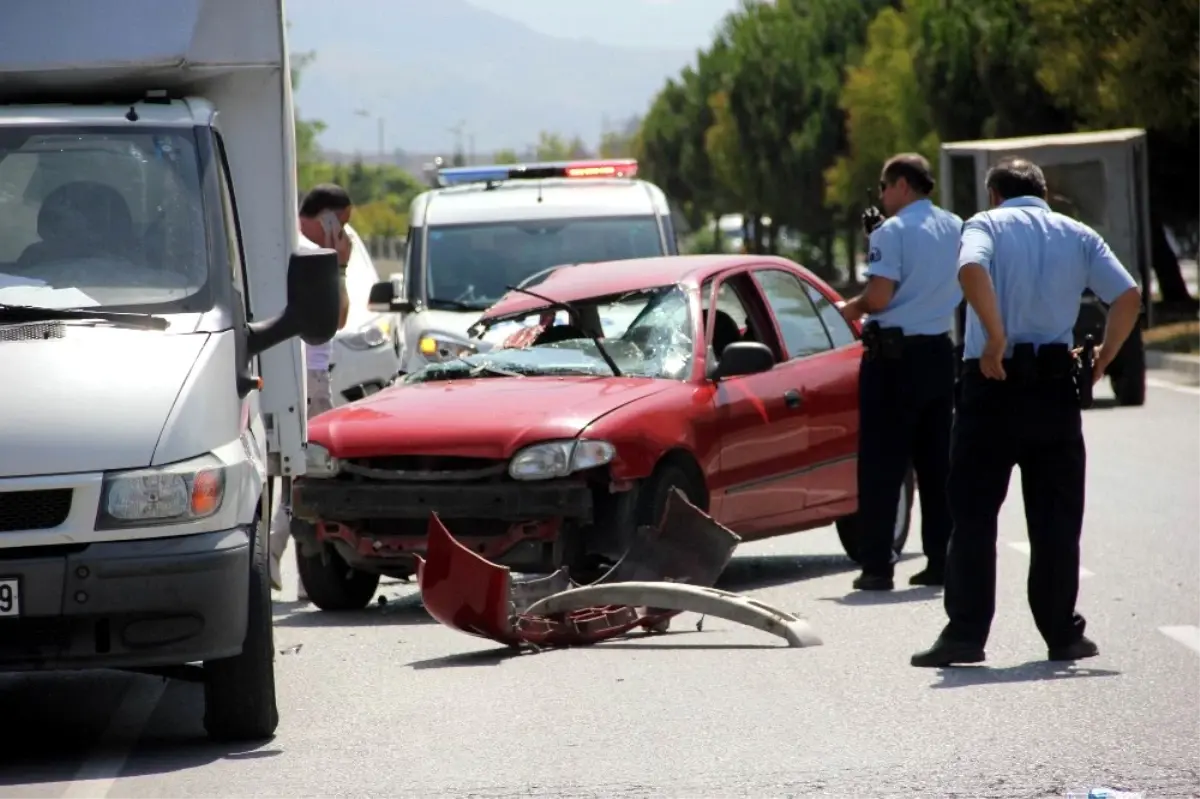 Ehliyetsiz Sürücü Kaza Yaptı: 3 Yaralı