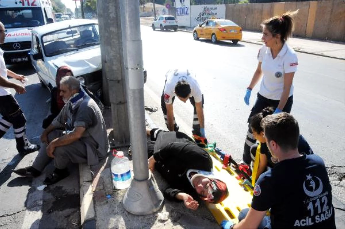 Gaziantep\'te Otomobil Elektrik Direğine Çarptı: 3 Yaralı