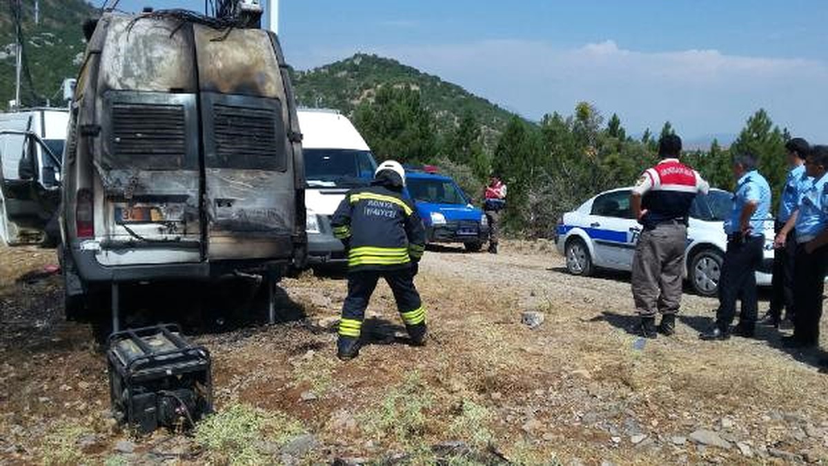 Gsm Şirketine Ait Bakım Kontrol Minibüsü Yandı