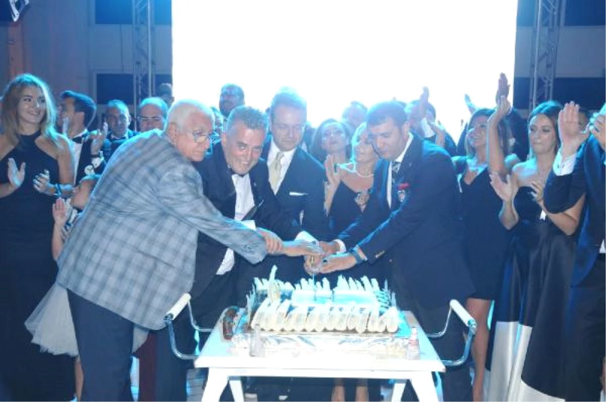 İzmit Beşiktaşlılar Derneği Şampiyonluğu Kutladı