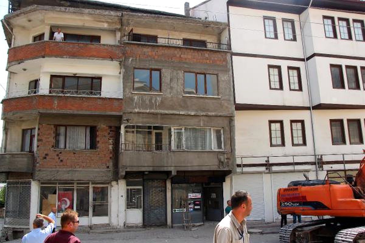 Kentsel Dönüşüm Kapsamındaki Evinden Çıkmadı, Yıkımı Durdurdu