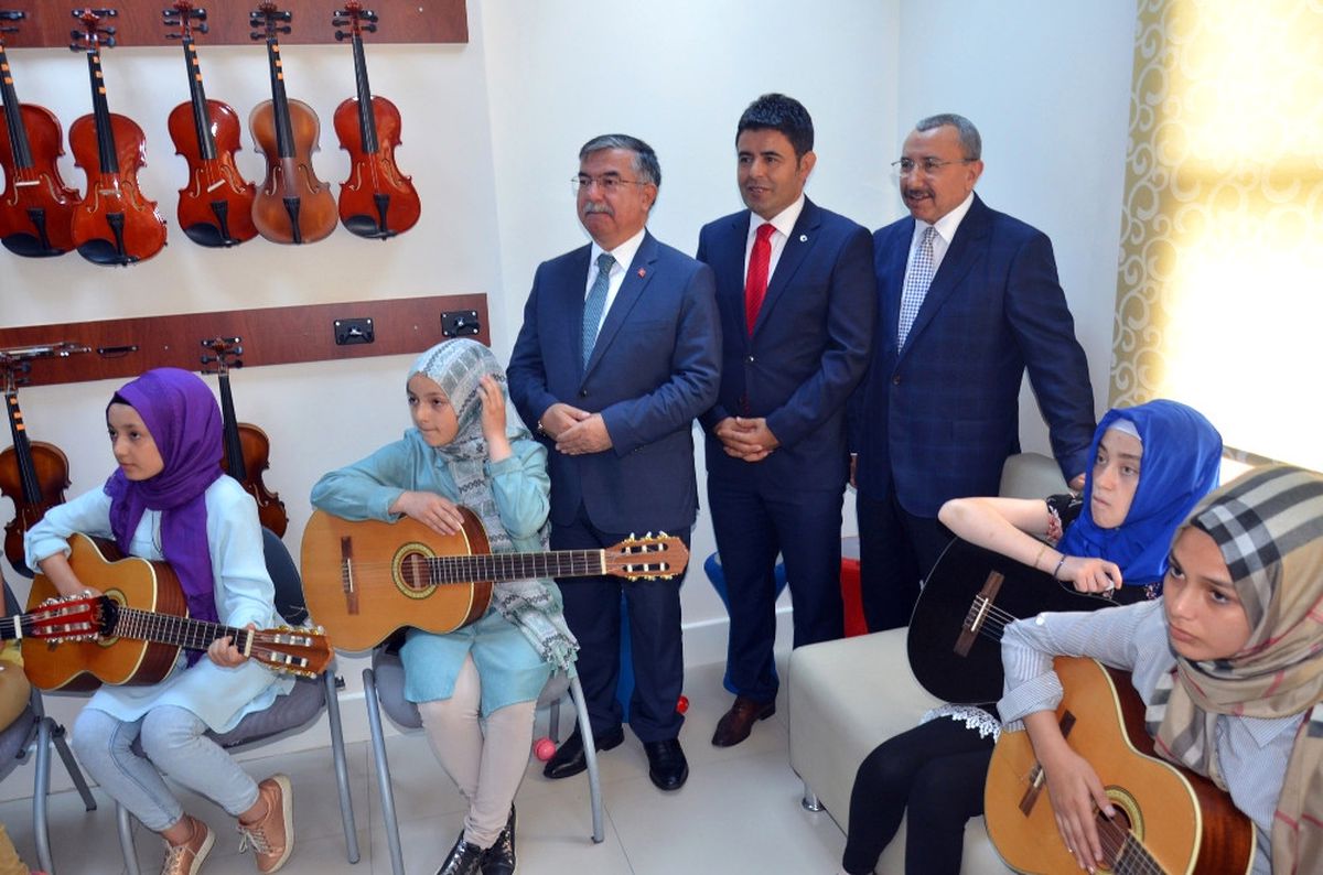 Milli Eğitim Bakanı Yılmaz\'dan Öğrencilere İngilizce Uyarısı