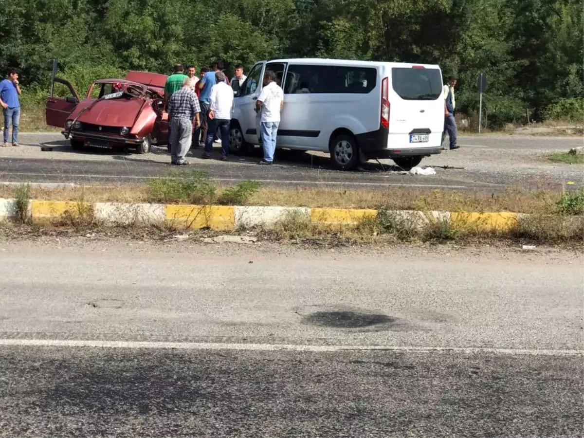 Minibüs ile Otomobil Kafa Kafaya Çarpıştı: 2 Yaralı