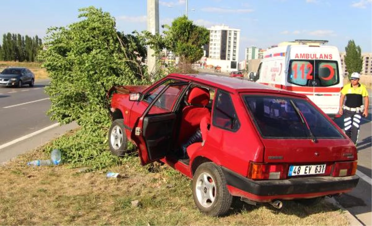 Otomobil Aydınlatma Direğine Çarptı: 4 Yaralı