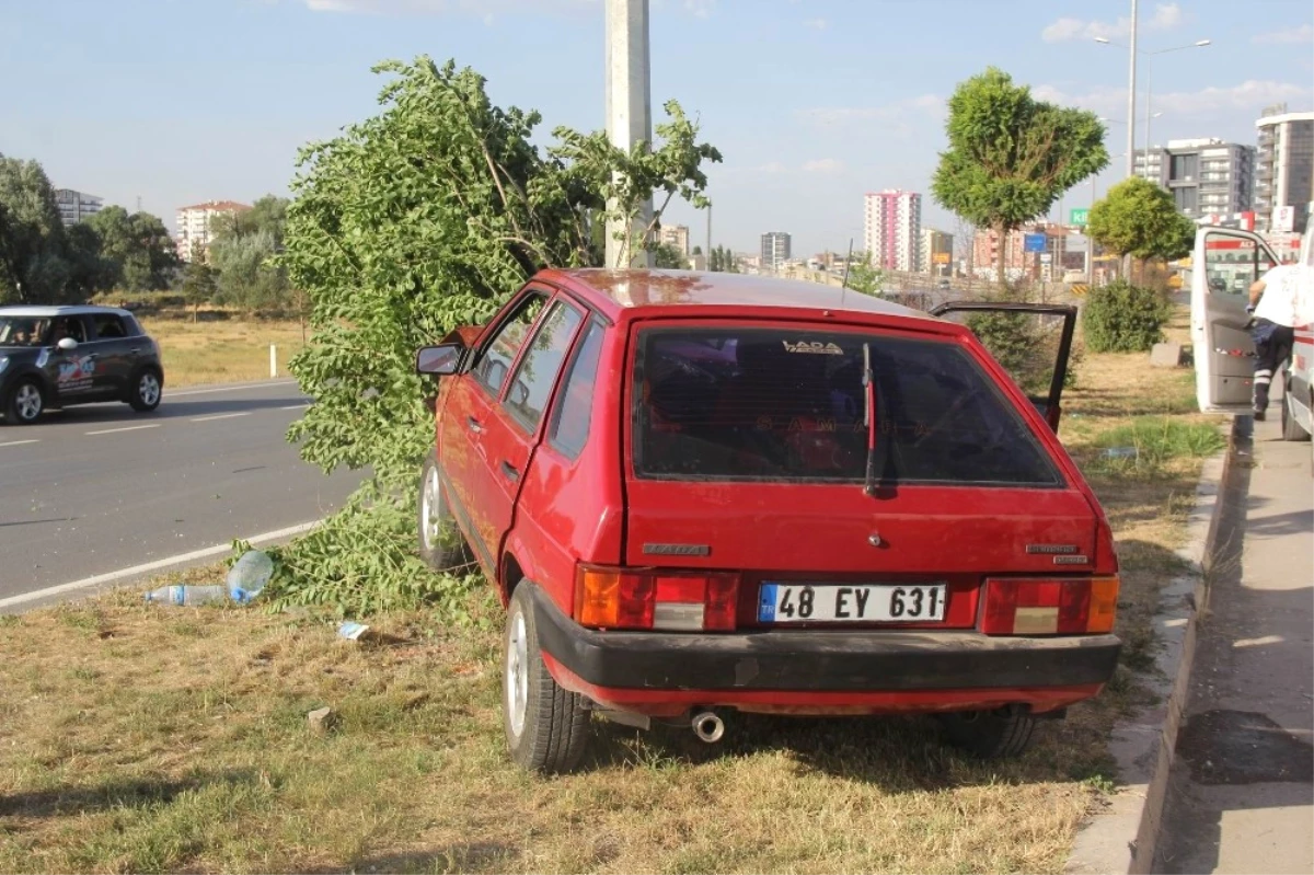 Otomobil Aydınlatma Direğine Çarptı: 4 Yaralı