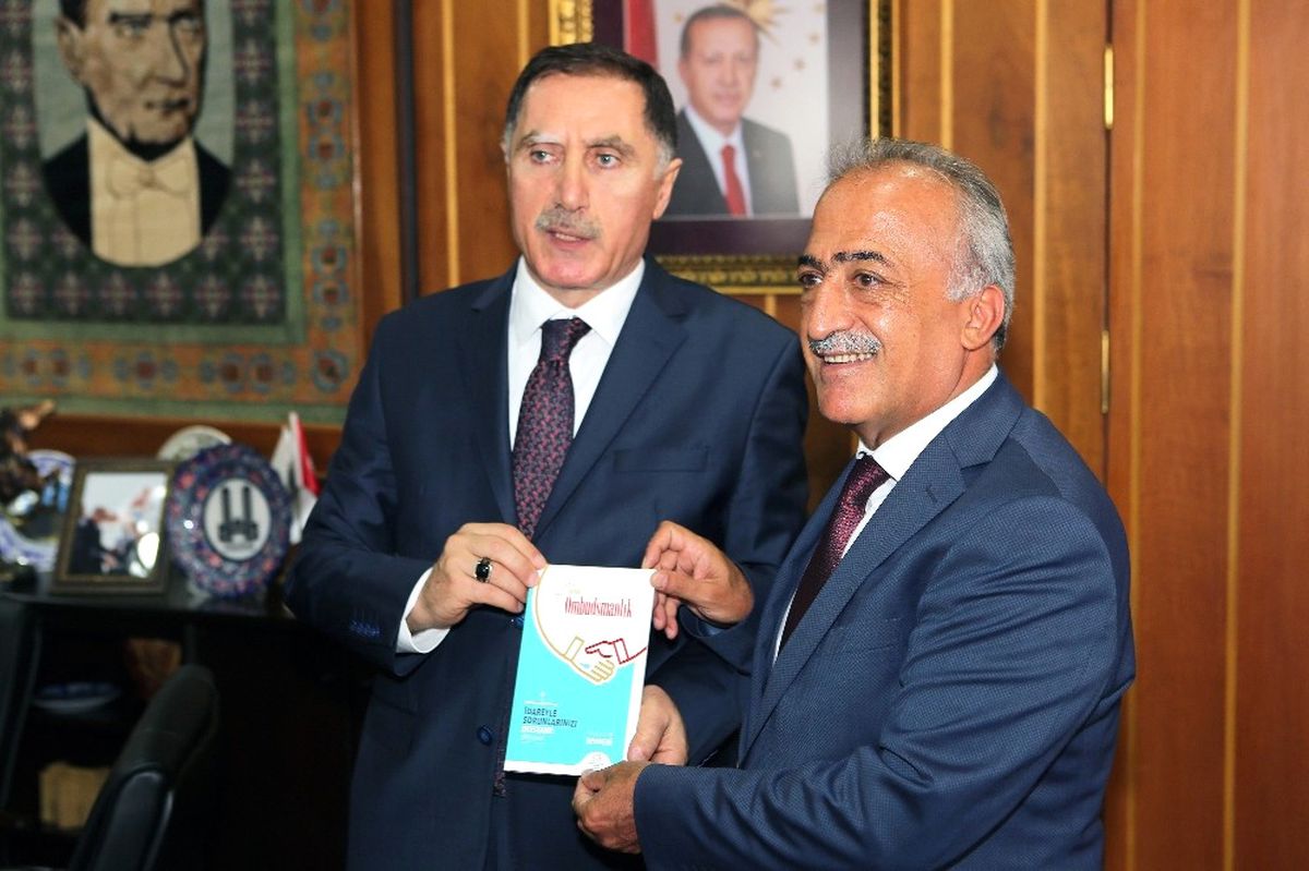 Şeref Malkoç\'tan Rektör Çomaklı\'ya Nezaket Ziyareti