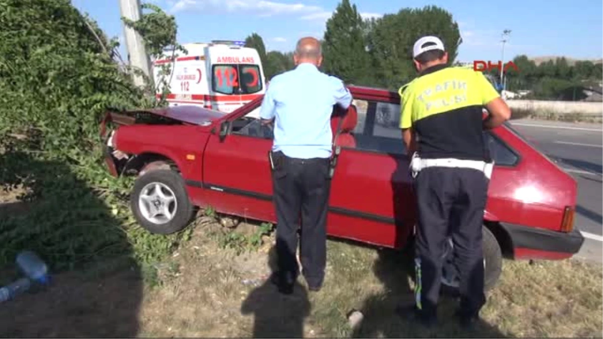 Sivas Otomobil Aydınlatma Direğine Çarptı: 4 Yaralı