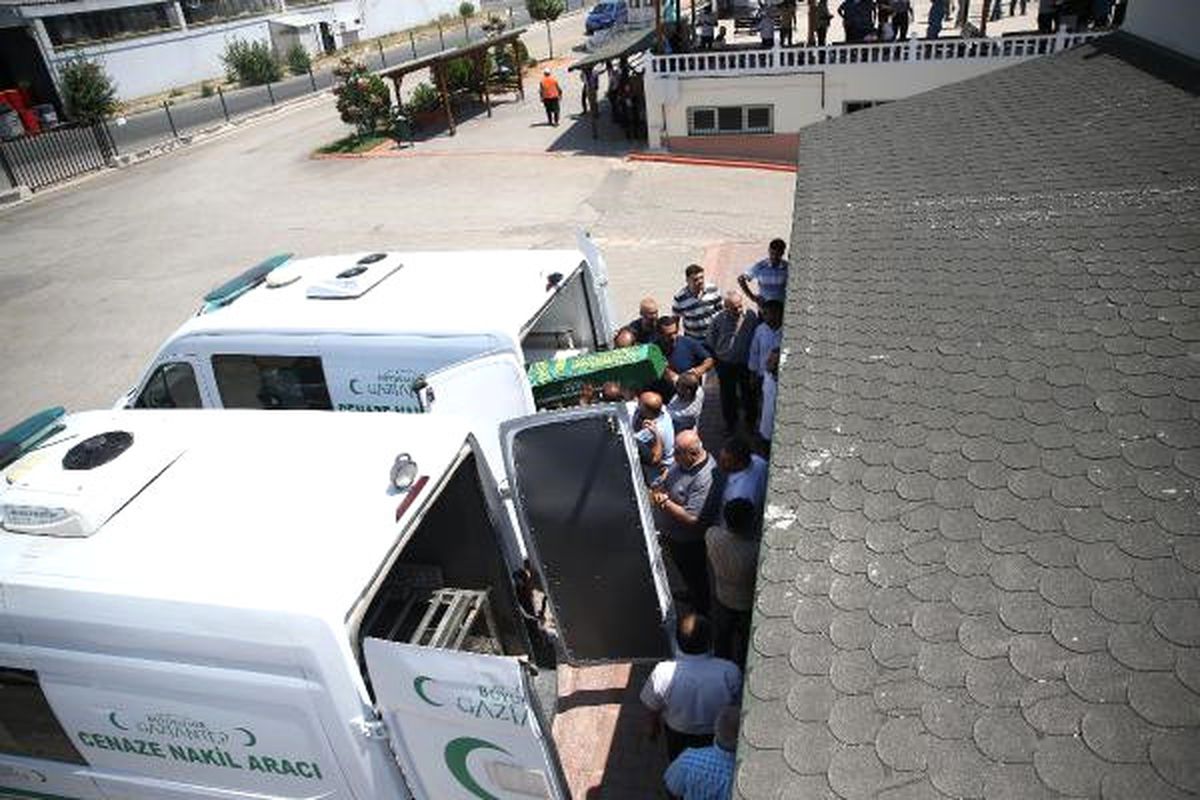 Tatil Dönüşü Kazada Ölen 6 Kişilik Gurbetçi Ailenin Cenazeleri Gaziantep\'e Getirildi (3)