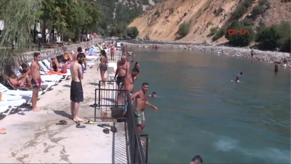 Tunceliler 41 Derece Sıcaklıkta Munzur\'a Akın Etti
