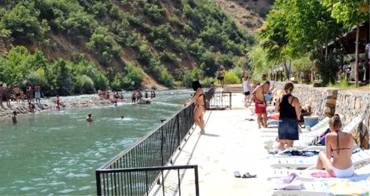 Tuncelili Vatandaşlar, 41 Derecelik Sıcaklardan Munzur Çayı\'na Girerek Kurtuluyor