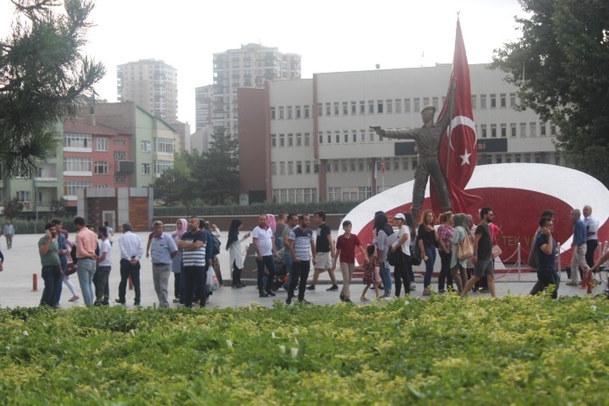 Vatandaşlar Çatı Yangınını Meraklı Gözlerle İzledi