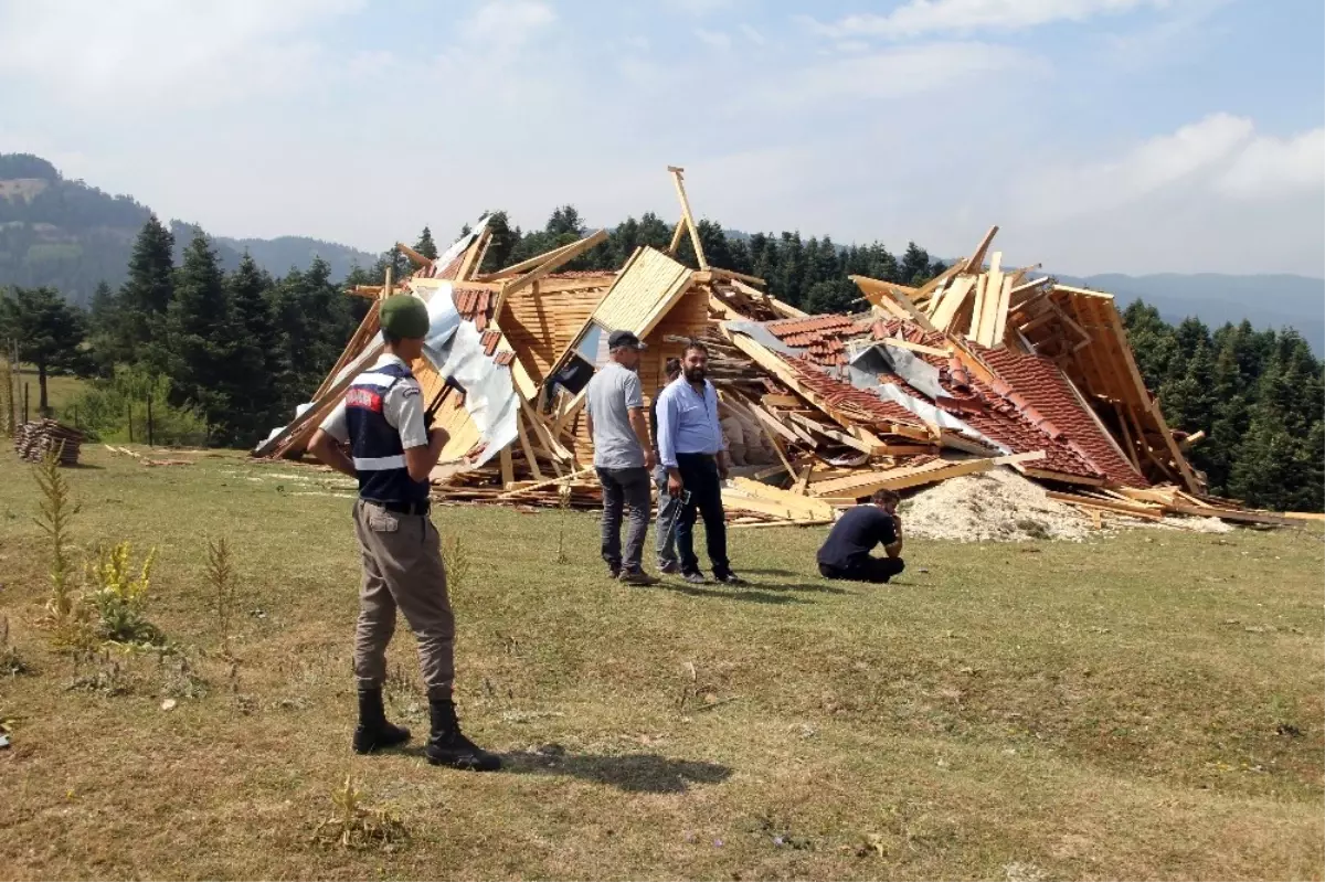 Evi İçin Yıkım Kararı Çıkarılan Köylü, Kendi Motoruyla Evini Yıktı