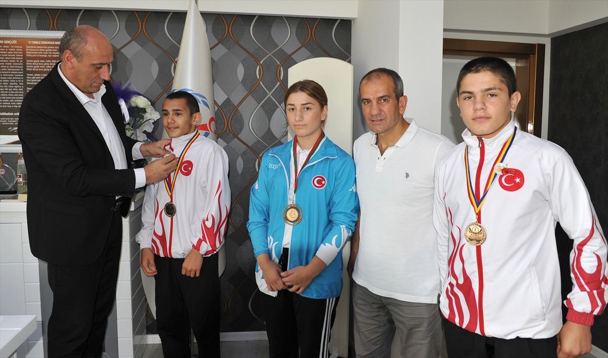Başarılı Boksörler Altınla Ödüllendirildi