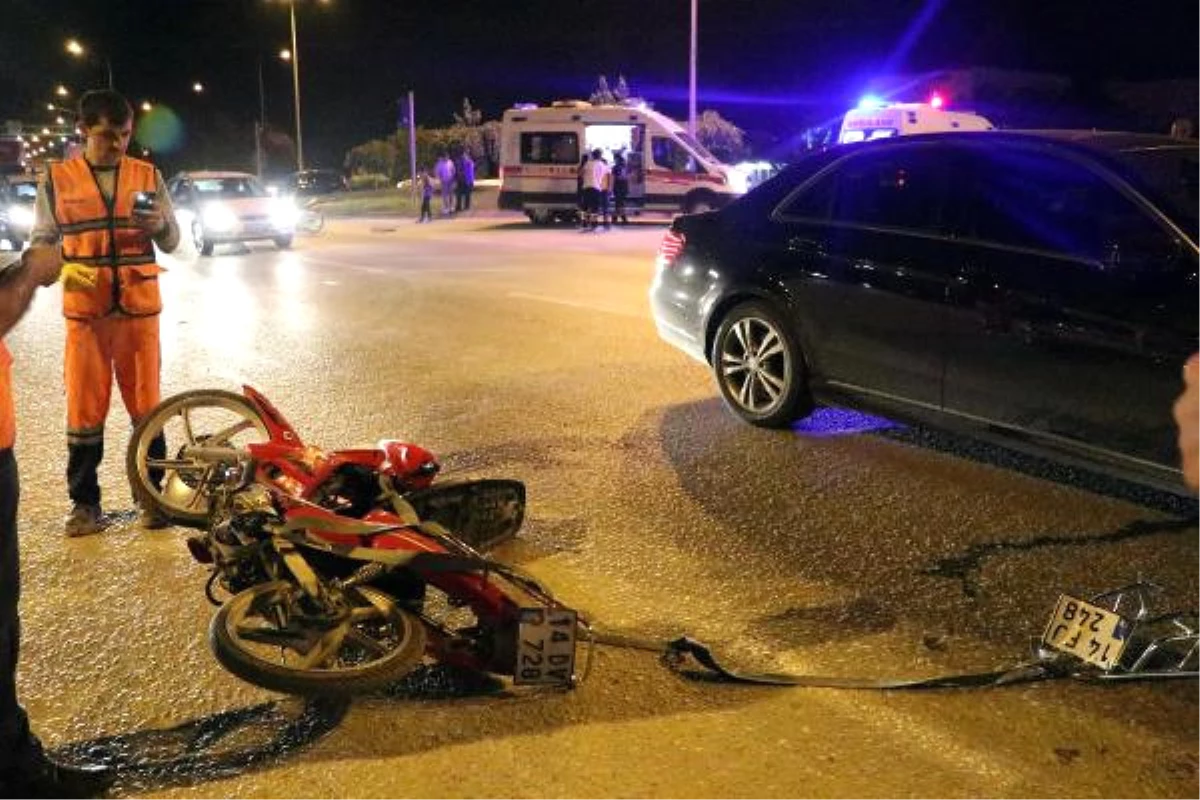 Biri Arızalı, İki Motosikletin Arasındaki Halata Otomobil Çarptı: 2 Yaralı