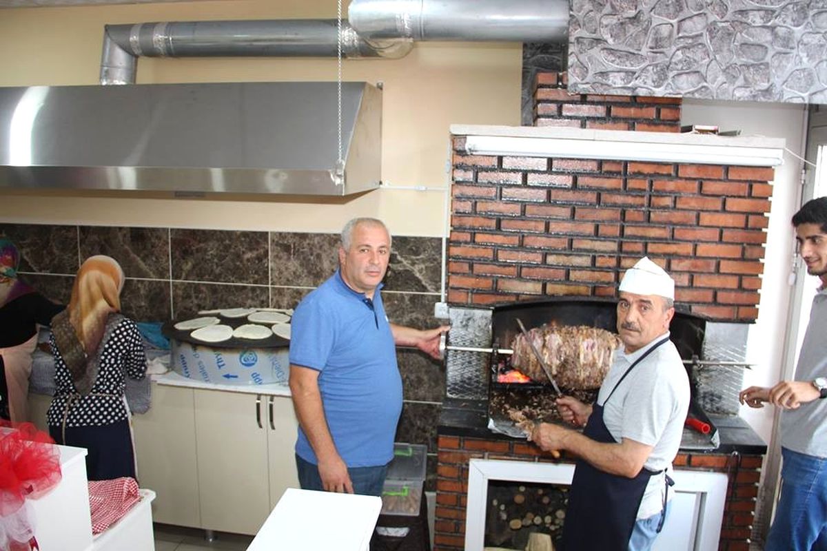Cağ Kebabına Bayan Eli Değdi